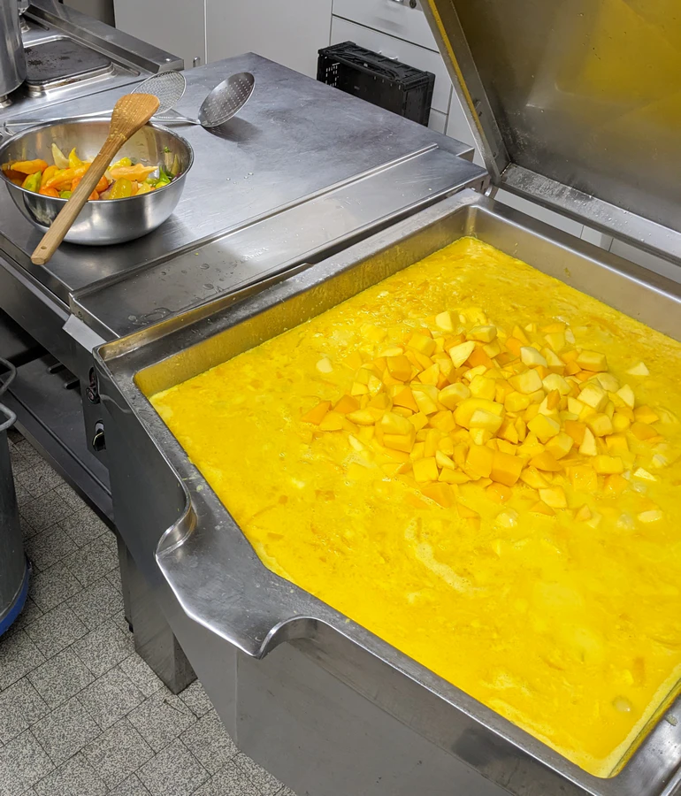 Frische Habanero-Chilis und Mango bereit für die Verarbeitung