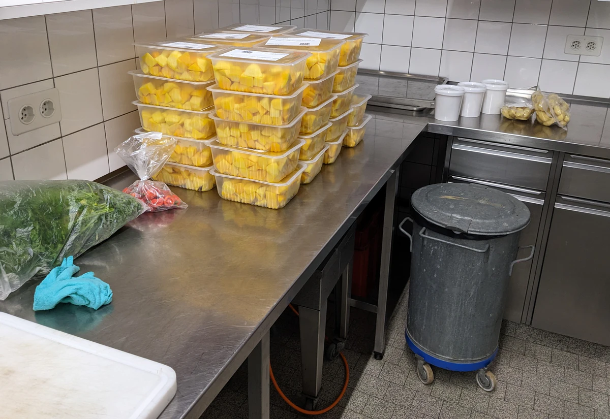 Frische Habanero-Chilis und Mango bereit für die Verarbeitung